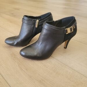 Vince Camuto Women's Sz 8 VC Vanny High Heel Ankle Bootie black leather & suede.